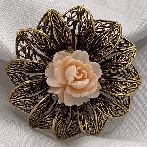 Elegant Gold and Cream Floral Brooch - Picture 1 of 2